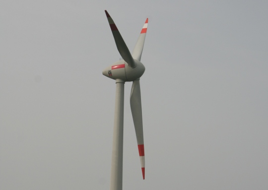 <p>Vor drei Jahren war die E-112 mit ihren 6 Megawatt Spitzenleistung noch Enercons leistungsstärkste Windmaschine. In Altentreptow werden jetzt Windräder E-126 mit 7,5 MW aufgestellt. Damit der viele Windstrom die Netze nicht überlastet, soll er vor Ort gespeichert werden. Archiv-Foto: Stefan Schroeter</p>